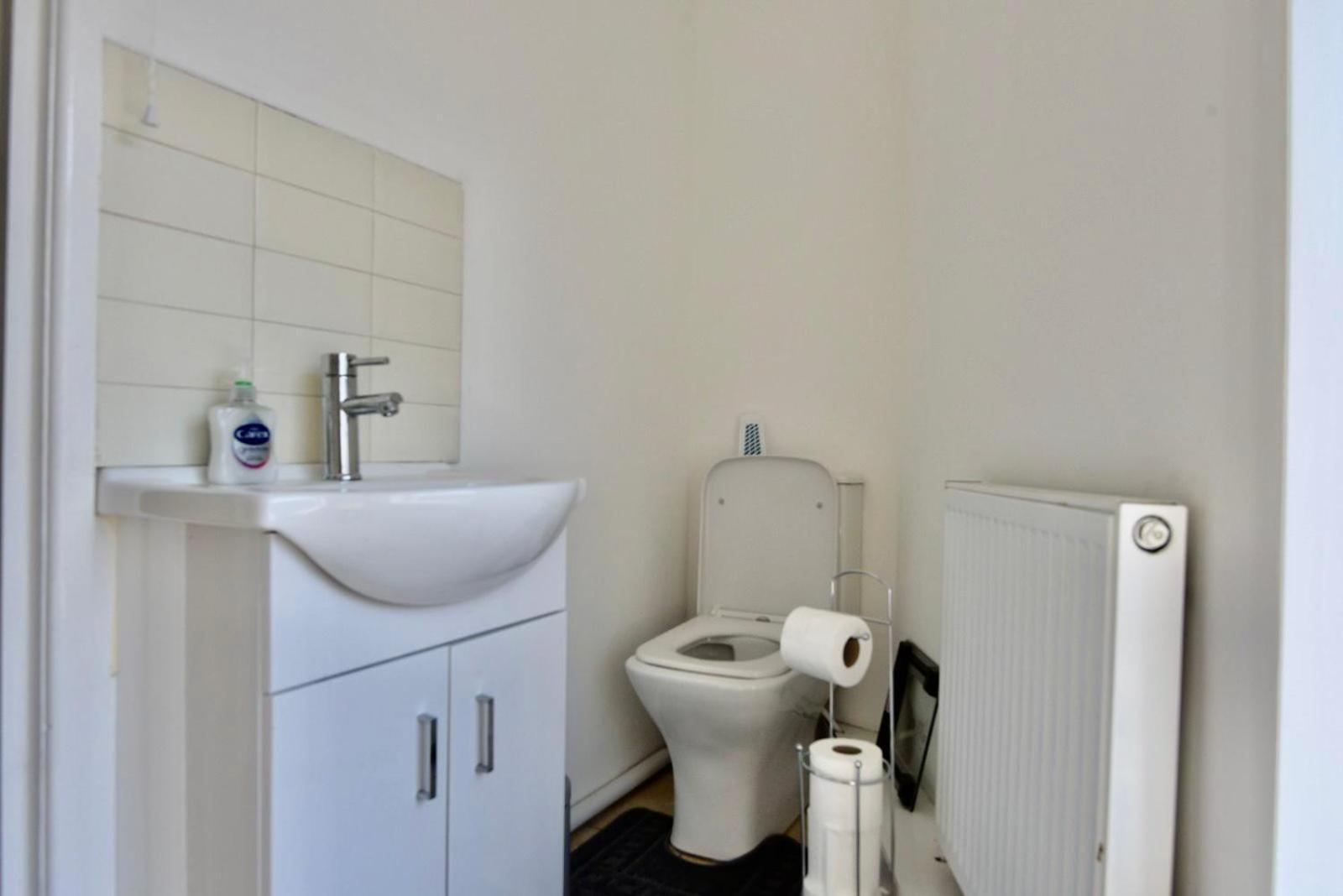 Villa Come On In Lucas Street Newport Train Station Sleep Upto 8 Exterior foto
